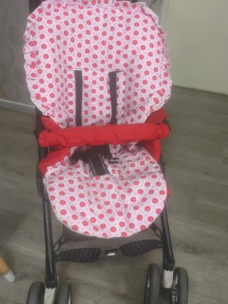 Carrito de bebé rojo