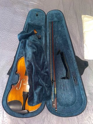 Violín con estuche y arco