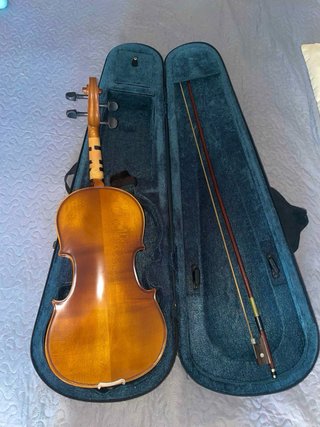 Violín con estuche y arco