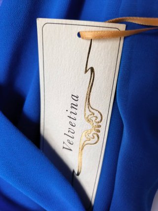Vestido azul Klein con cola para bodas