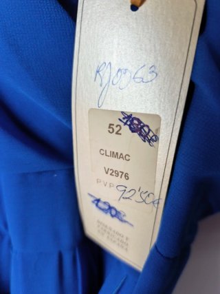 Vestido azul Klein con cola para bodas