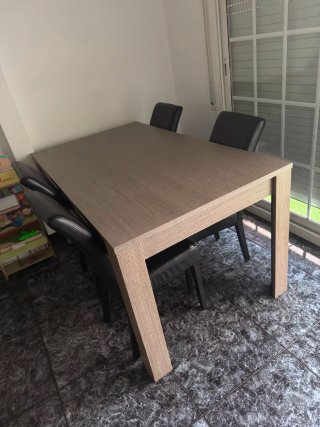 Mesa de comedor de madera
