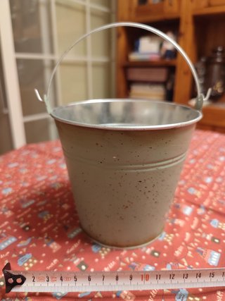 Lata decorada con oveja y asa