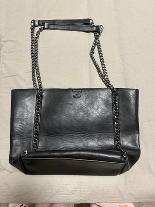 Bolso de Hombro Negro con Cadena