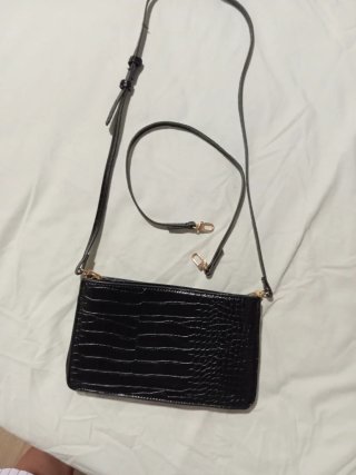 Bolso negro efecto cocodrilo