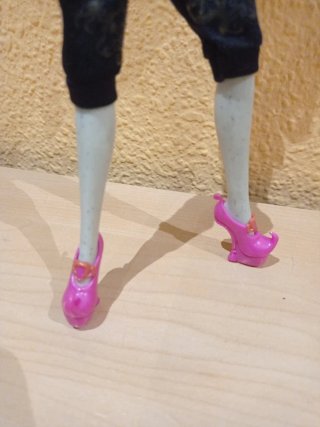Conjunto ropa y zapatos muñeca Gigi
