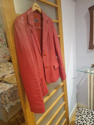 Chaqueta de cuero,botones , blsilos y forro