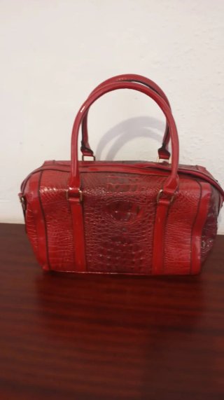 Bolso de piel rojo