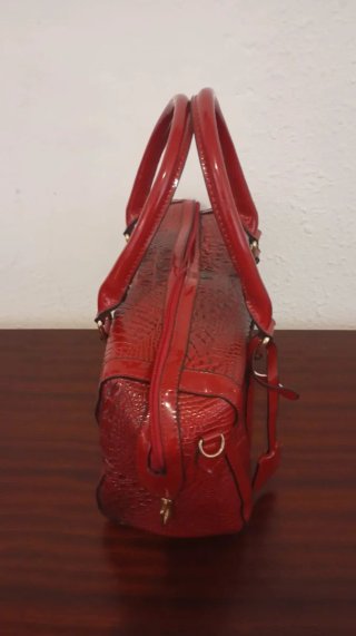 Bolso de piel rojo