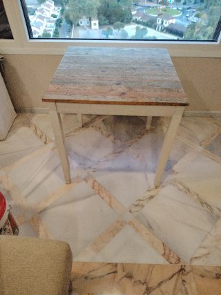Mesa cuadrada de madera y mármol