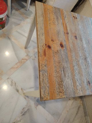Mesa cuadrada de madera y mármol