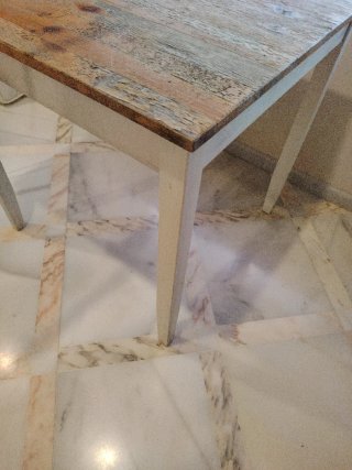 Mesa cuadrada de madera y mármol