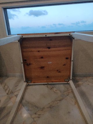 Mesa cuadrada de madera y mármol