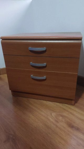 Mesita de noche de madera
