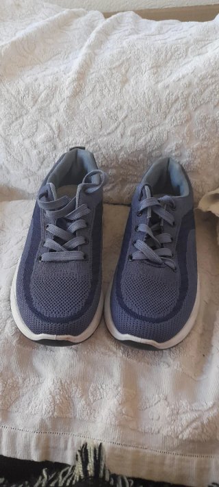 Zapatillas deportivas azules y blancas