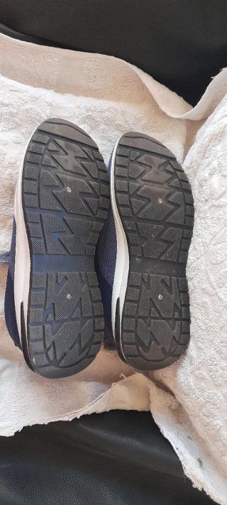 Zapatillas deportivas azules y blancas