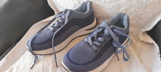 Zapatillas deportivas azules y blancas