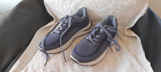 Zapatillas deportivas azules y blancas