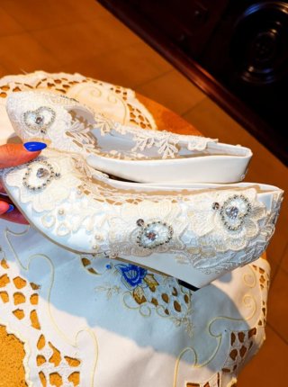 Zapatos de cuña blancos con encaje