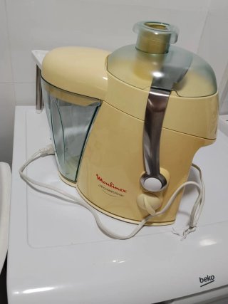 Licuadora Moulinex color crema