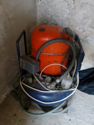 Compresor con calderín naranja y azul