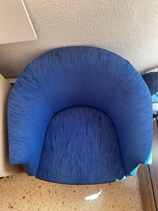 Butaca de madera y tela azul