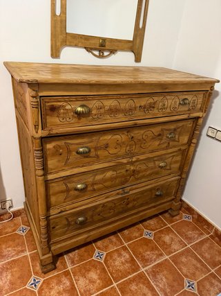 Cajonera antigua madera maciza grabada