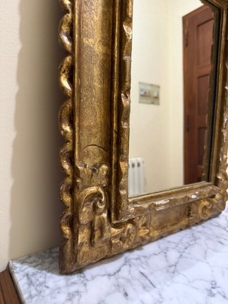Espejo Dorado con Marco Ornamentado