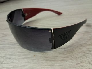 Gafas de sol Emporio Armani negras y rojas