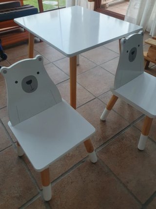 Mesa y sillas infantiles blancas