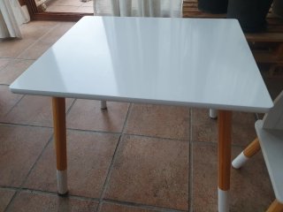 Mesa y sillas infantiles blancas