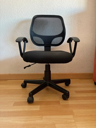 Silla de escritorio negra, cómoda y regulable