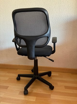 Silla de escritorio negra, cómoda y regulable