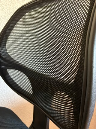 Silla de escritorio negra, cómoda y regulable