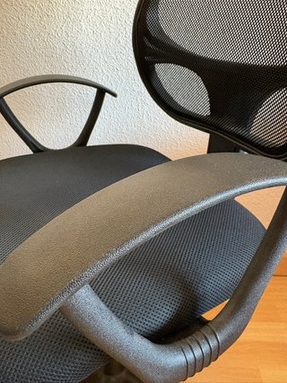 Silla de escritorio negra, cómoda y regulable