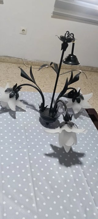 Lámpara forja negra con tulipas de cristal