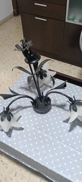 Lámpara forja negra con tulipas de cristal