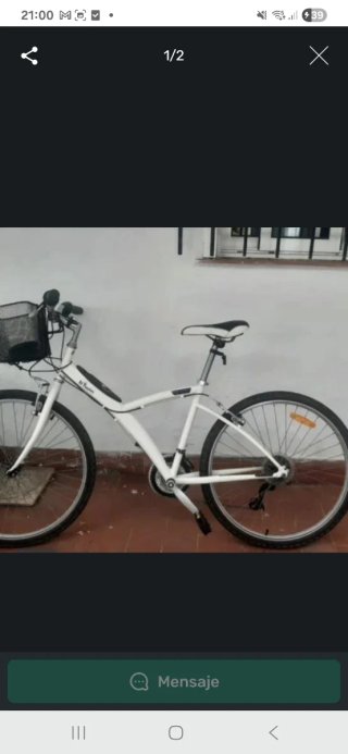 Bicicleta blanca clásica con cesta