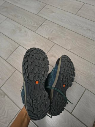 Scarpe da trekking blu e turchesi