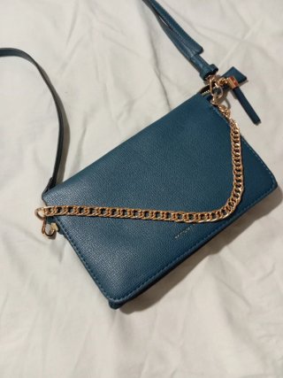 Bolso bandolera azul verdoso con cadena