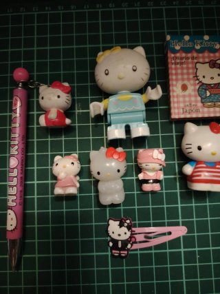 Lote Hello Kitty: Muñeca, Llavero, Bolígrafo y Más