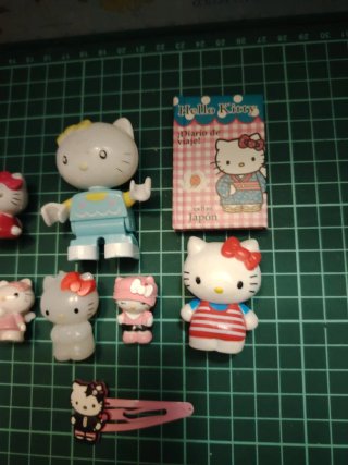 Lote Hello Kitty: Muñeca, Llavero, Bolígrafo y Más