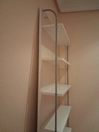 Estantería de madera y metal