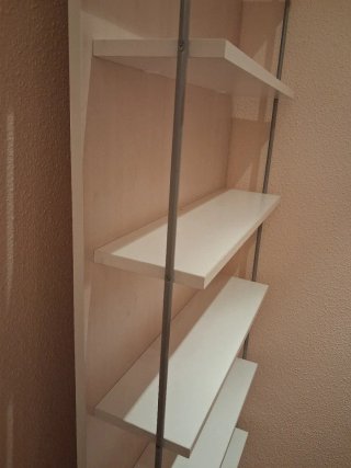 Estantería de madera y metal