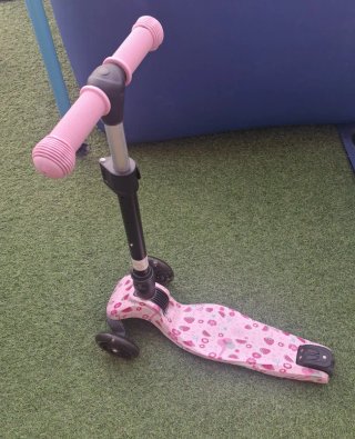 Patín 3 ruedas niña rosa fresas