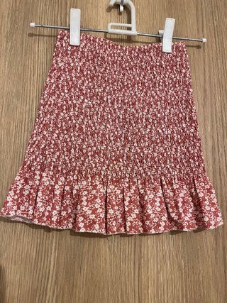 Falda rosa con volante y estampado floral