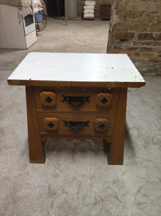 Mesita de madera con cajones