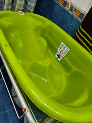 Bañera bebé verde con patas y base cambiador