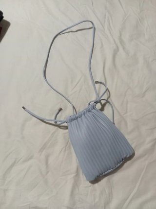 Bolso saquito azul plisado