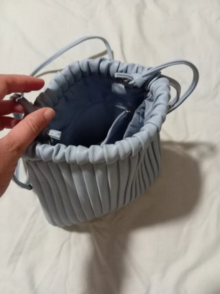 Bolso saquito azul plisado